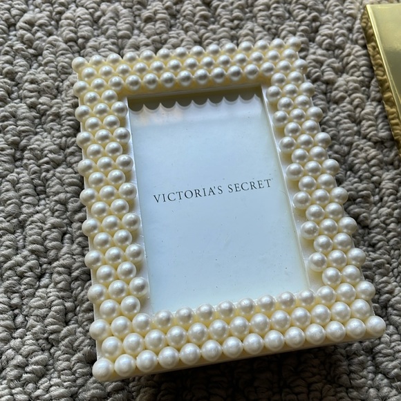 Bundle of 2 Fun & Girly Photo Frames In Gold Heart Cutout & Pearl Beaded Border - Picture 3 of 7